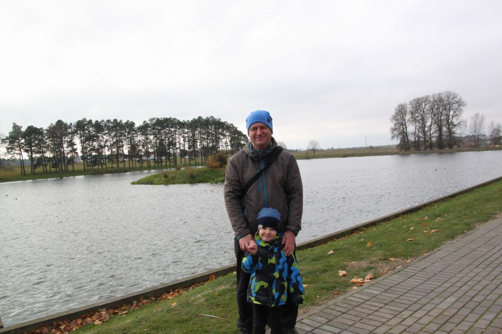 Максик нашел одуванчик в конце октября