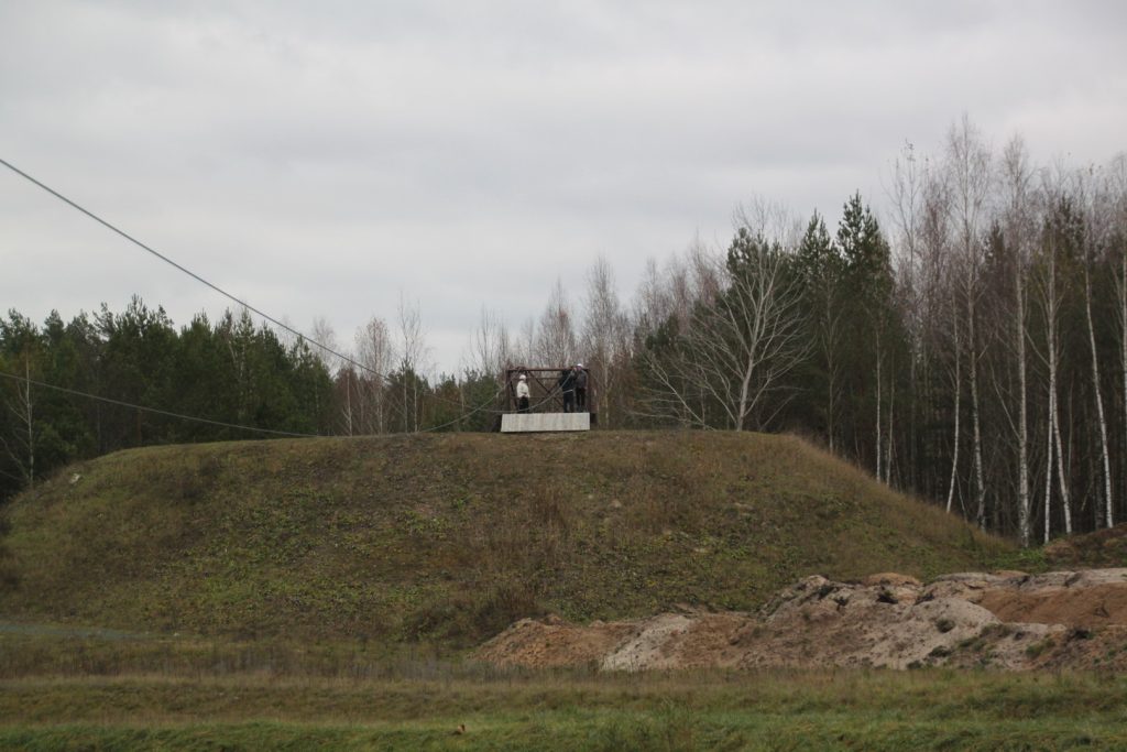 Зиплайн - спуск с использованием сил гравитации по стальному канату с отрывом от земли, по воздуху, с помощью специального устройства, использующего блоки.